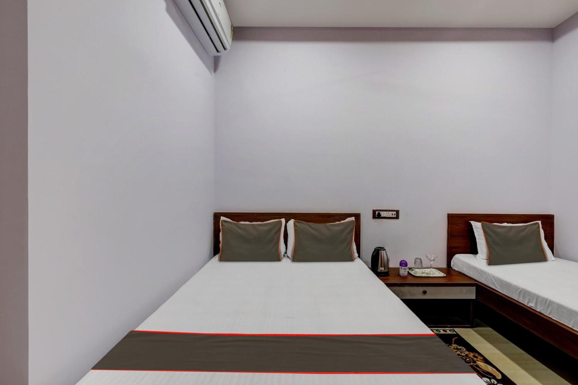 Collection O Ashirbad Lodge 구와하티 외부 사진